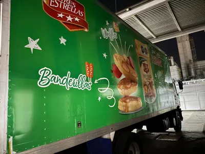 Caja seca de camión rotulada
