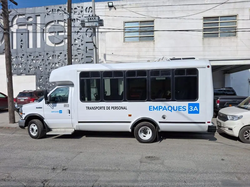 Microbús de transporte de personal rotulado con vinil de corte