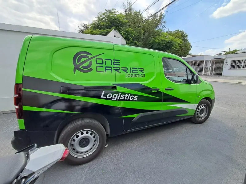 Van de carga rotulada con wrap completo en vinil verde para una empresa de logística